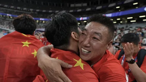 百名记者云集，国足昨日训练精彩瞬间报道集中爆发